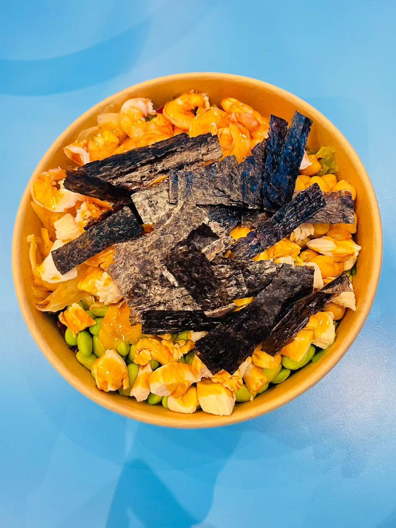 Ciotola poke fresca con salmone, avocado e alghe