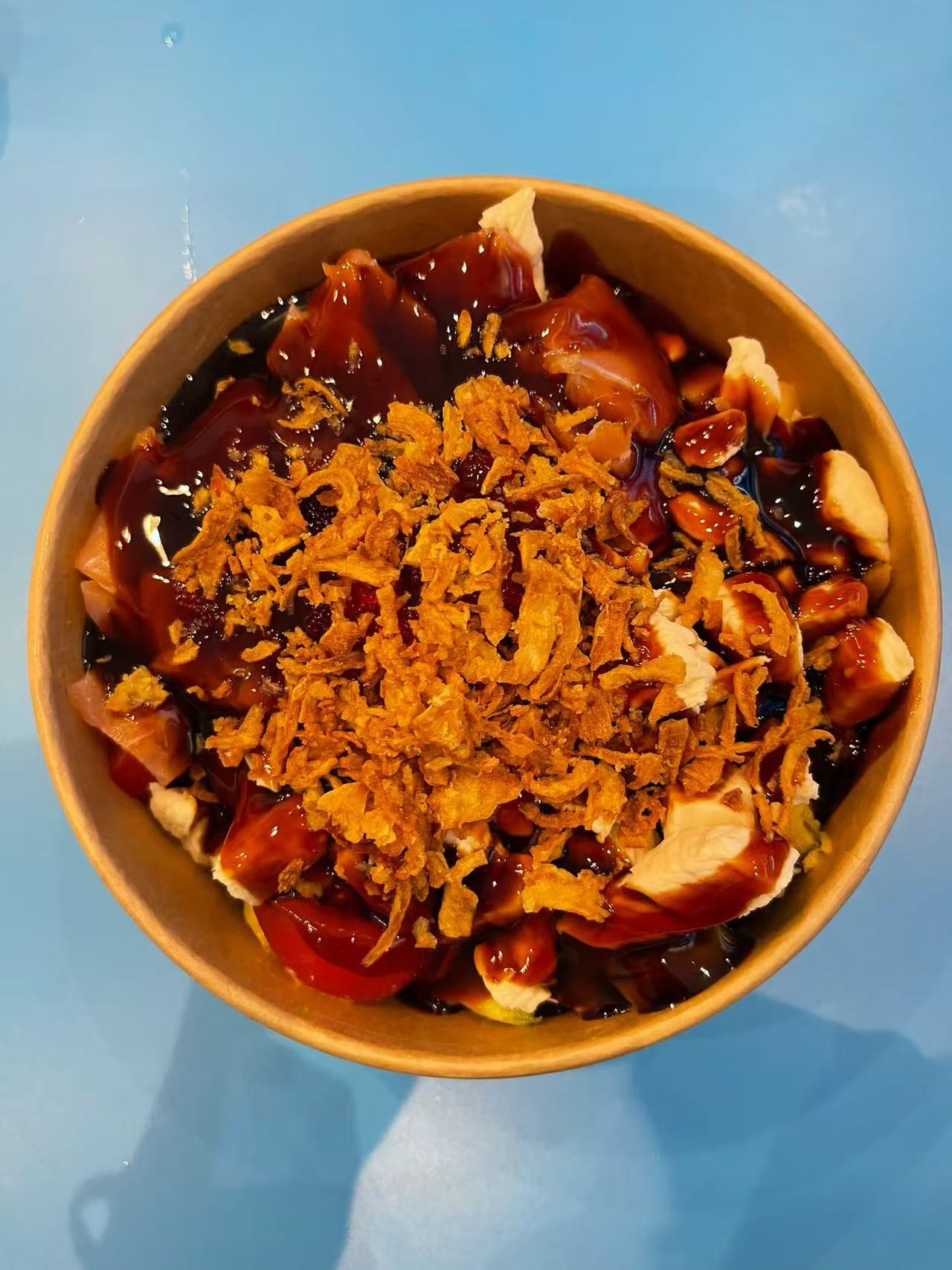 Ciotola poke con tonno, riso, edamame e maionese piccante