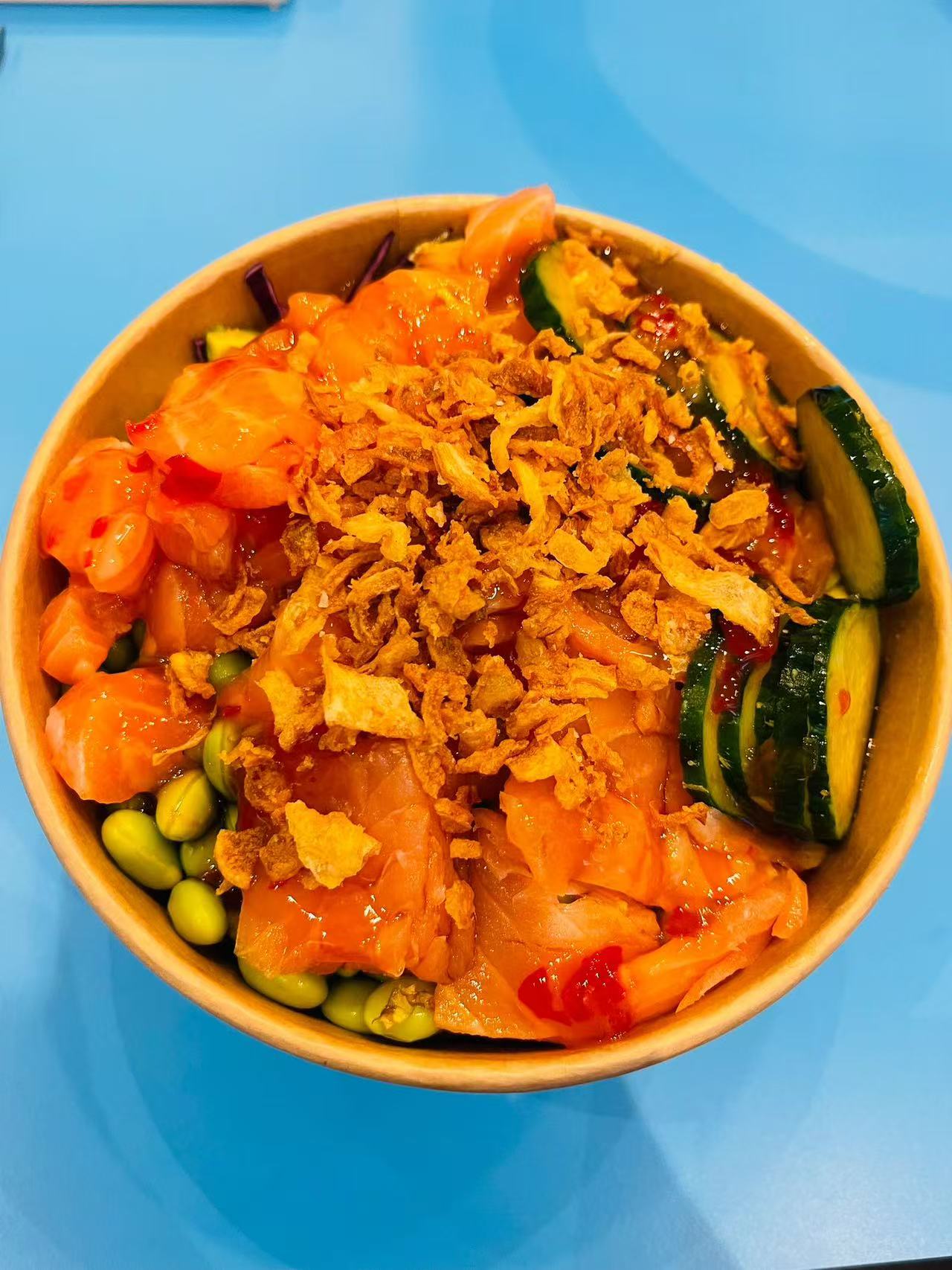 Ciotola poke con tonno, riso, edamame e maionese piccante