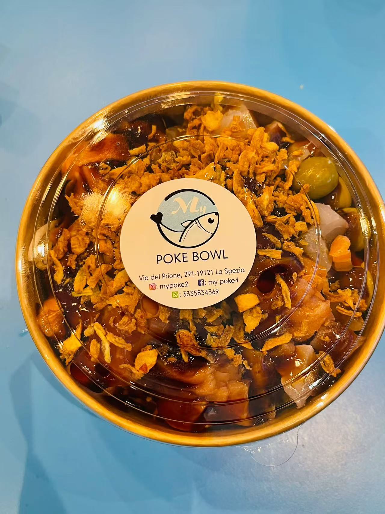 Ciotola poke con tonno, riso, edamame e maionese piccante